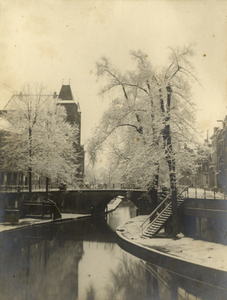 403078 Gezicht op de Oudegracht te Utrecht, vanaf de Bakkerbrug, tijdens winterse omstandigheden. Op de achtergrond de ...